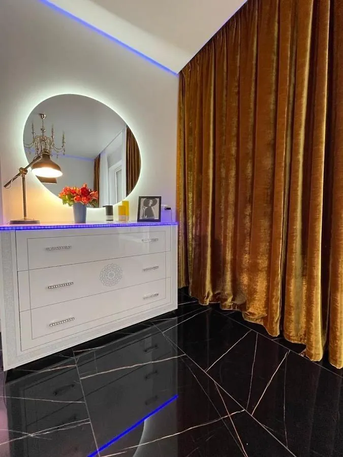 1 Room 65M2 Center Of Obolon Near River Side. كييف شقة
